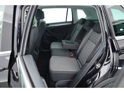 Volkswagen Tiguan 1.5 TSI Life Business | Rijklaar! | Adapt. Cruise | Trekhaak | Navi | PDC V+A | Apple CarPlay | Stoel- Stuurverw.