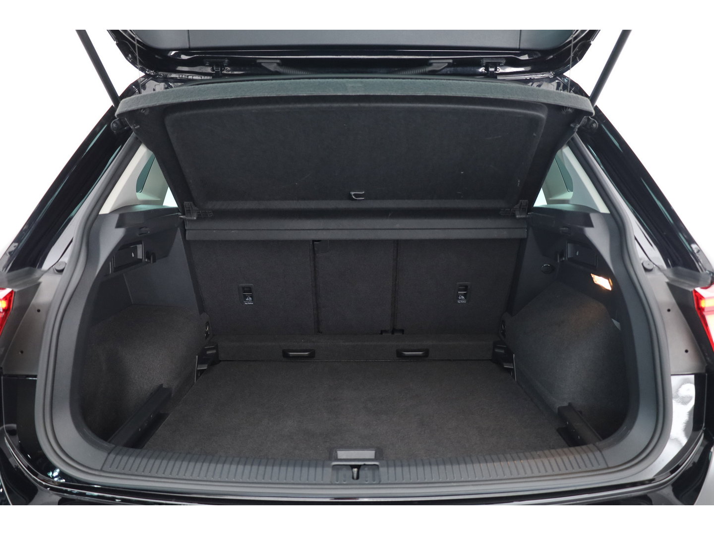 Volkswagen Tiguan 1.5 TSI Life Business | Rijklaar! | Adapt. Cruise | Trekhaak | Navi | PDC V+A | Apple CarPlay | Stoel- Stuurverw.