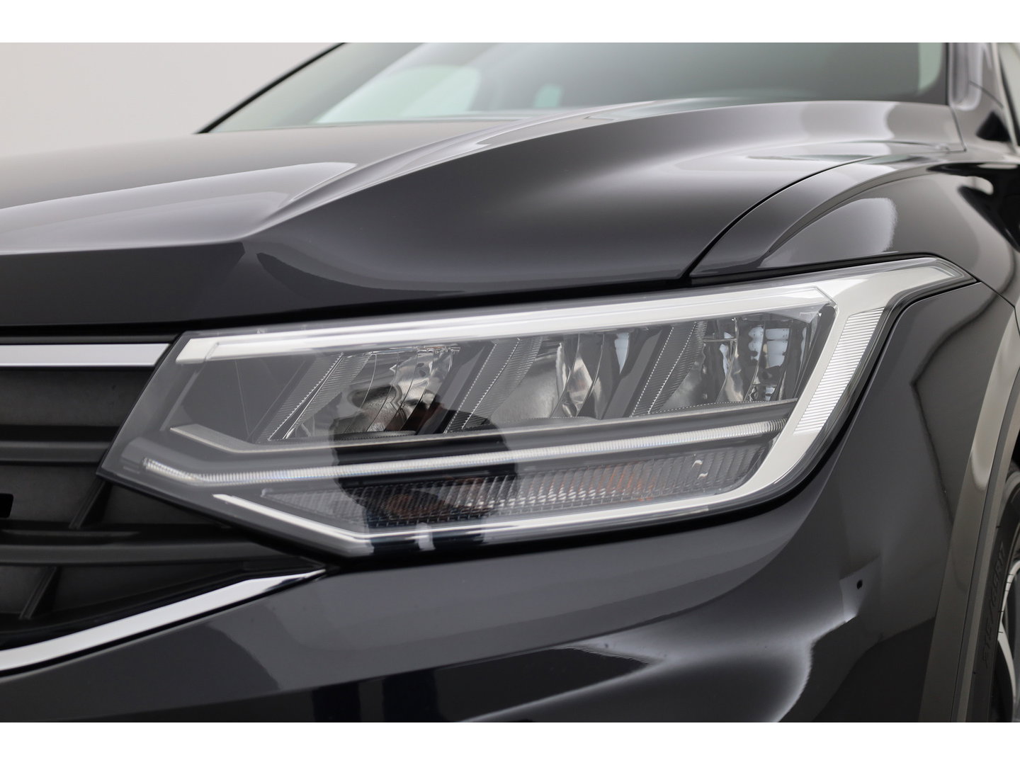 Volkswagen Tiguan 1.5 TSI Life Business | Rijklaar! | Adapt. Cruise | Trekhaak | Navi | PDC V+A | Apple CarPlay | Stoel- Stuurverw.