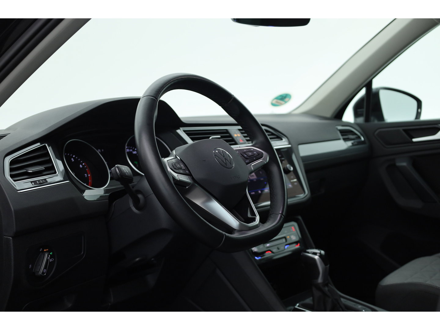 Volkswagen Tiguan 1.5 TSI Life Business | Rijklaar! | Adapt. Cruise | Trekhaak | Navi | PDC V+A | Apple CarPlay | Stoel- Stuurverw.