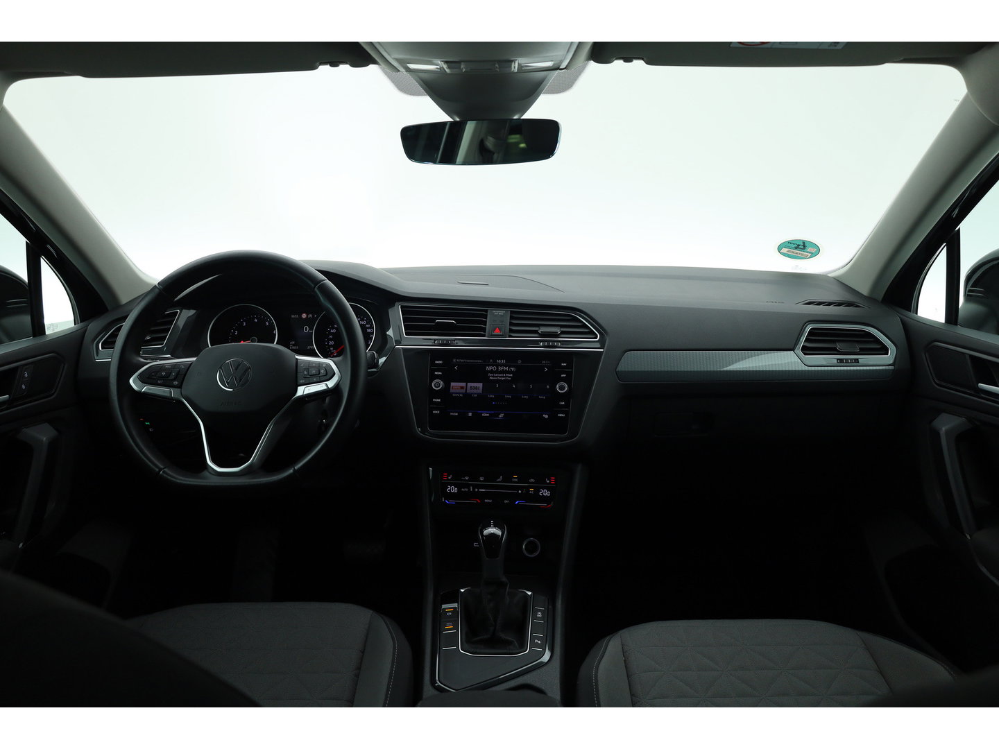 Volkswagen Tiguan 1.5 TSI Life Business | Rijklaar! | Adapt. Cruise | Trekhaak | Navi | PDC V+A | Apple CarPlay | Stoel- Stuurverw.