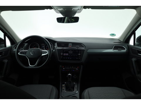 Volkswagen Tiguan 1.5 TSI Life Business | Rijklaar! | Adapt. Cruise | Trekhaak | Navi | PDC V+A | Apple CarPlay | Stoel- Stuurverw.