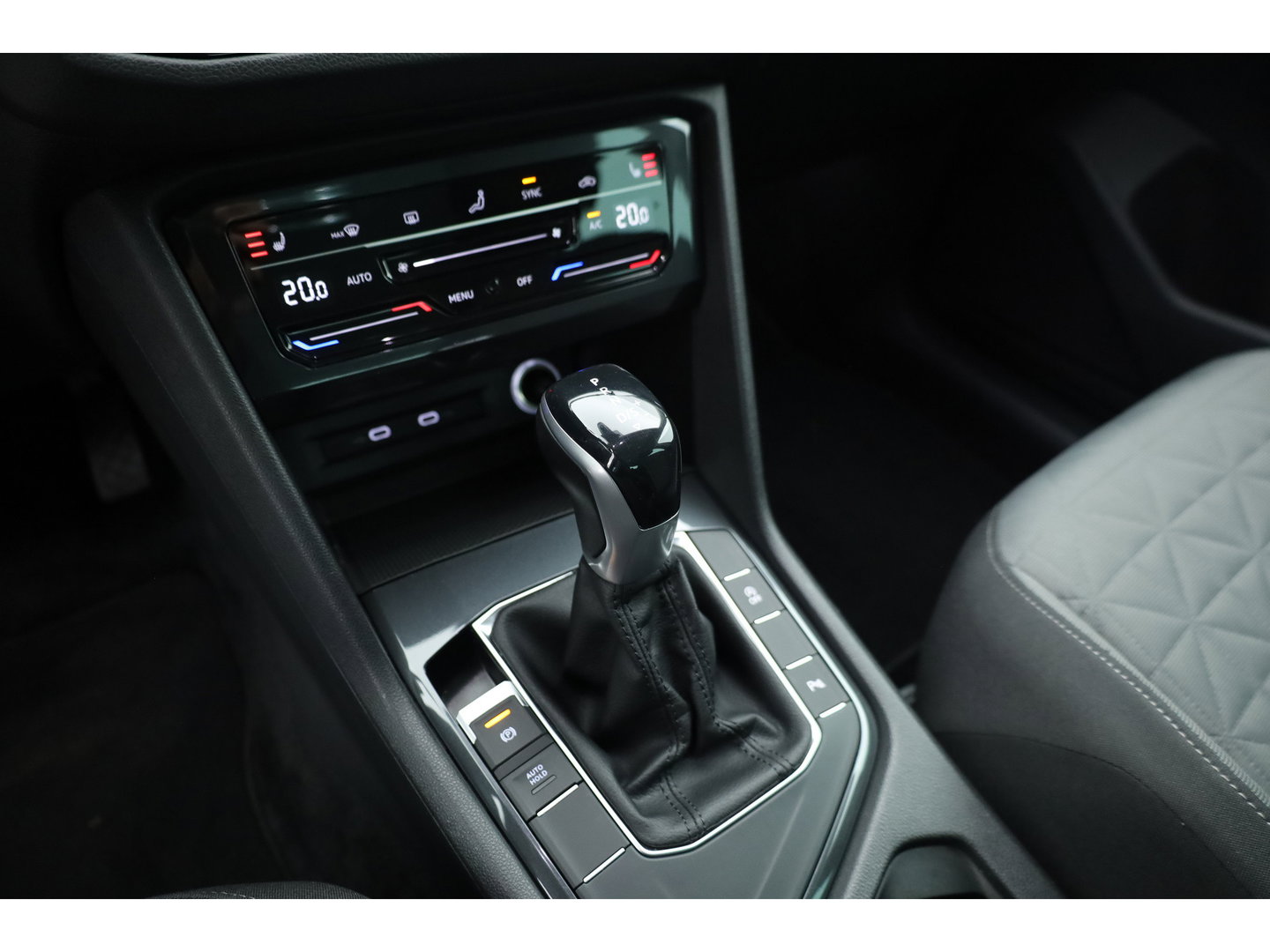 Volkswagen Tiguan 1.5 TSI Life Business | Rijklaar! | Adapt. Cruise | Trekhaak | Navi | PDC V+A | Apple CarPlay | Stoel- Stuurverw.