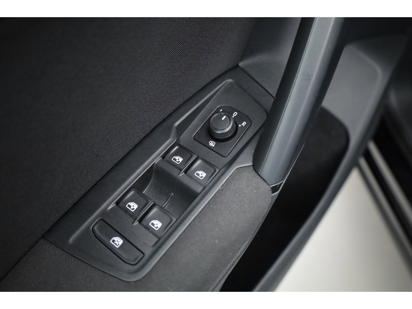 Volkswagen Tiguan 1.5 TSI Life Business | Rijklaar! | Adapt. Cruise | Trekhaak | Navi | PDC V+A | Apple CarPlay | Stoel- Stuurverw.