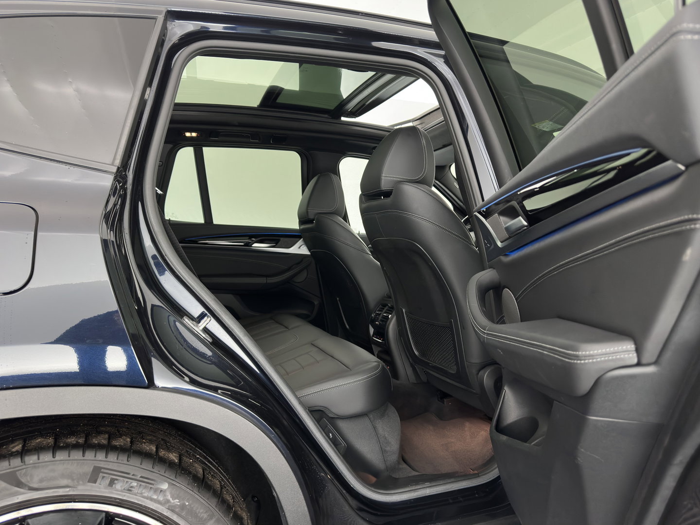 BMW iX3 High Executive 80 kWh [3-Fase-11kW] {SoH-99%} (INCL-BTW) Aut. *PANO | LEATHER | HARMAN/KARDON | ADAPTIVE-CRUISE | FULL-LED | BLINDSPOT | MEMORY-PACK | DIGI-COCKPIT | HEATED-SPORTSEATS | KEYLESS | CAMERA | DAB+ | TOWBAR | HEAD-UP | 20''AL