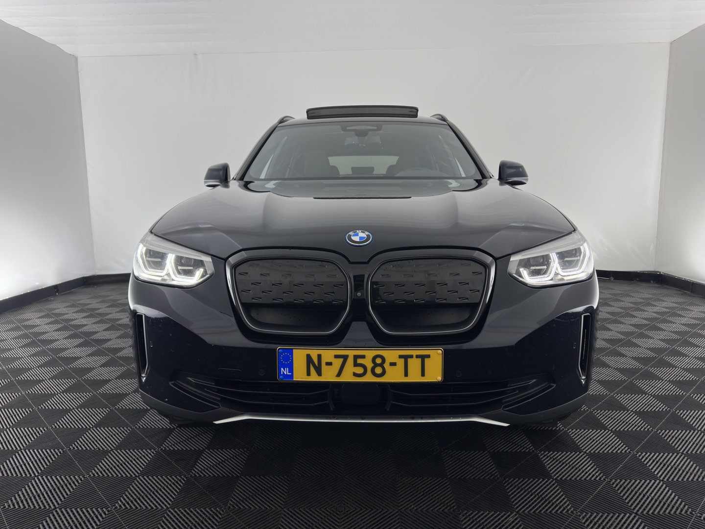 BMW iX3 High Executive 80 kWh [3-Fase-11kW] {SoH-99%} (INCL-BTW) Aut. *PANO | LEATHER | HARMAN/KARDON | ADAPTIVE-CRUISE | FULL-LED | BLINDSPOT | MEMORY-PACK | DIGI-COCKPIT | HEATED-SPORTSEATS | KEYLESS | CAMERA | DAB+ | TOWBAR | HEAD-UP | 20''AL