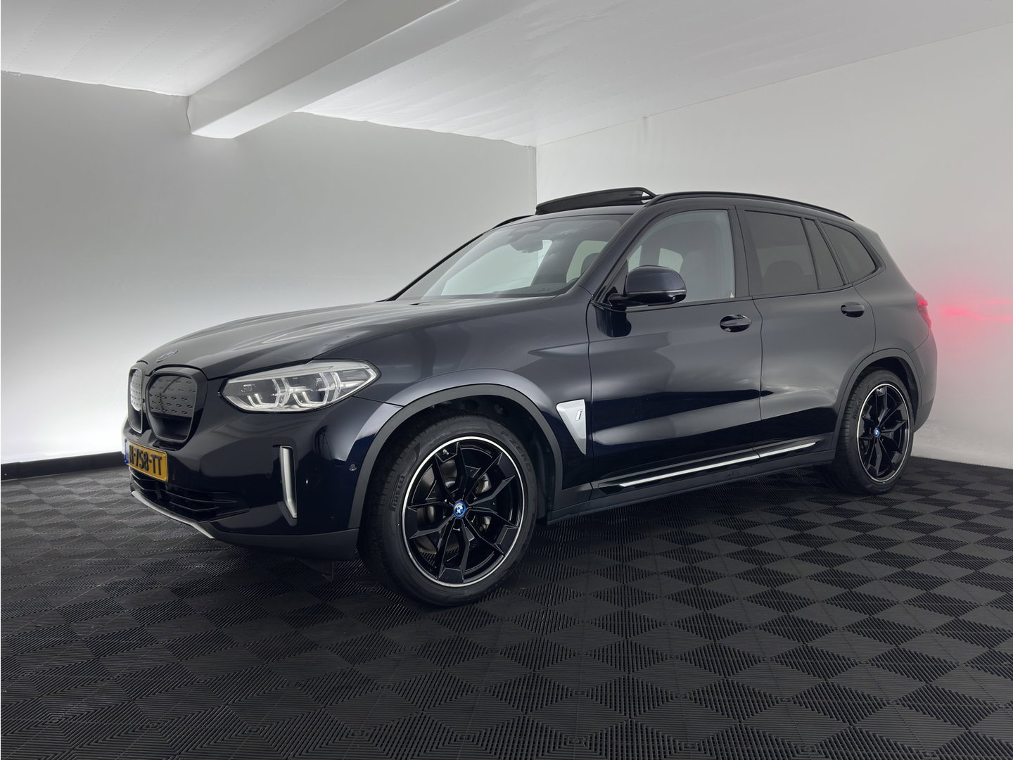 BMW iX3 High Executive 80 kWh [3-Fase-11kW] {SoH-99%} (INCL-BTW) Aut. *PANO | LEATHER | HARMAN/KARDON | ADAPTIVE-CRUISE | FULL-LED | BLINDSPOT | MEMORY-PACK | DIGI-COCKPIT | HEATED-SPORTSEATS | KEYLESS | CAMERA | DAB+ | TOWBAR | HEAD-UP | 20''AL