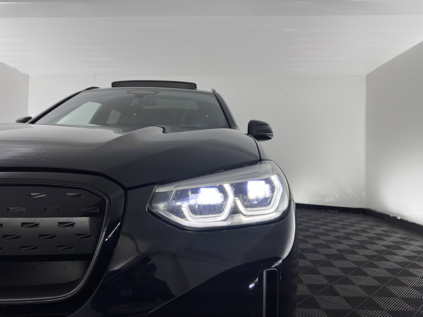 BMW iX3 High Executive 80 kWh [3-Fase-11kW] {SoH-99%} (INCL-BTW) Aut. *PANO | LEATHER | HARMAN/KARDON | ADAPTIVE-CRUISE | FULL-LED | BLINDSPOT | MEMORY-PACK | DIGI-COCKPIT | HEATED-SPORTSEATS | KEYLESS | CAMERA | DAB+ | TOWBAR | HEAD-UP | 20''AL