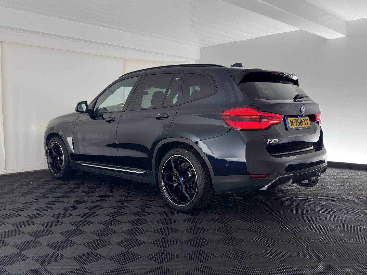 BMW iX3 High Executive 80 kWh [3-Fase-11kW] {SoH-99%} (INCL-BTW) Aut. *PANO | LEATHER | HARMAN/KARDON | ADAPTIVE-CRUISE | FULL-LED | BLINDSPOT | MEMORY-PACK | DIGI-COCKPIT | HEATED-SPORTSEATS | KEYLESS | CAMERA | DAB+ | TOWBAR | HEAD-UP | 20''AL
