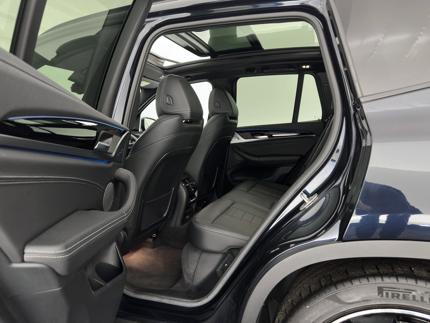 BMW iX3 High Executive 80 kWh [3-Fase-11kW] {SoH-99%} (INCL-BTW) Aut. *PANO | LEATHER | HARMAN/KARDON | ADAPTIVE-CRUISE | FULL-LED | BLINDSPOT | MEMORY-PACK | DIGI-COCKPIT | HEATED-SPORTSEATS | KEYLESS | CAMERA | DAB+ | TOWBAR | HEAD-UP | 20''AL