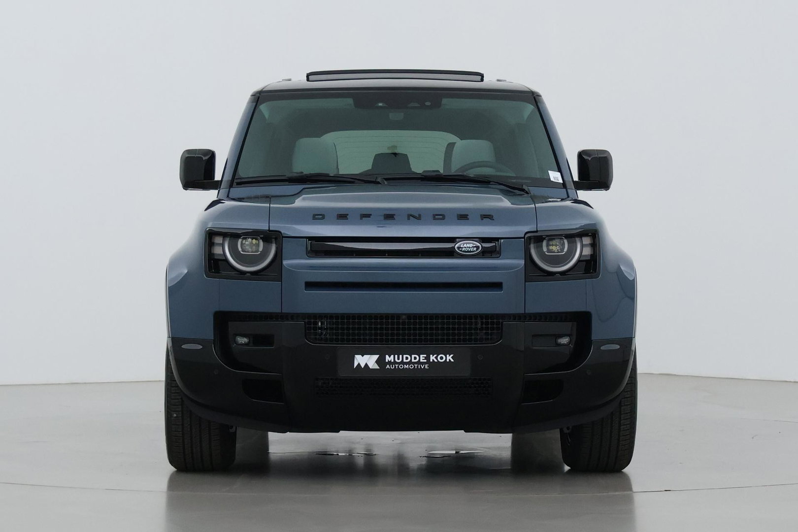 Land Rover Defender 110 P300e X-Dynamic SE | FACELIFT | Luchtvering | ClearSight | Black Pack | Panoramadak | Trekhaak | 360° Camera | Koelbox | ACC