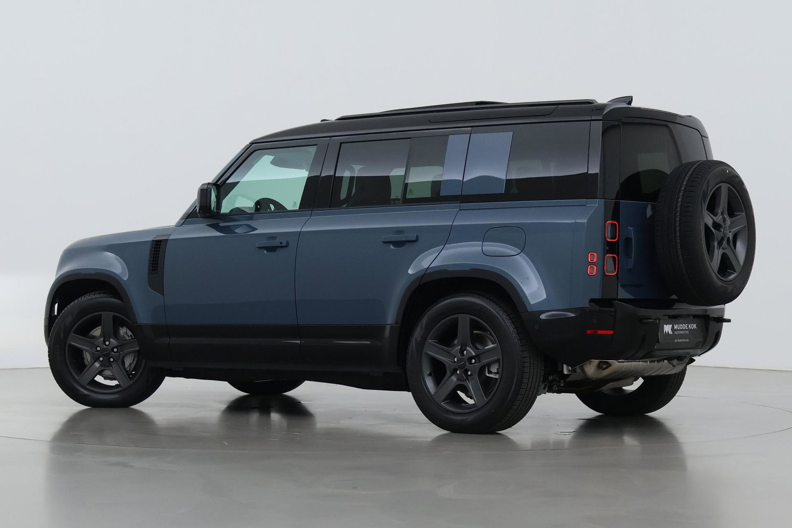 Land Rover Defender 110 P300e X-Dynamic SE | FACELIFT | Luchtvering | ClearSight | Black Pack | Panoramadak | Trekhaak | 360° Camera | Koelbox | ACC