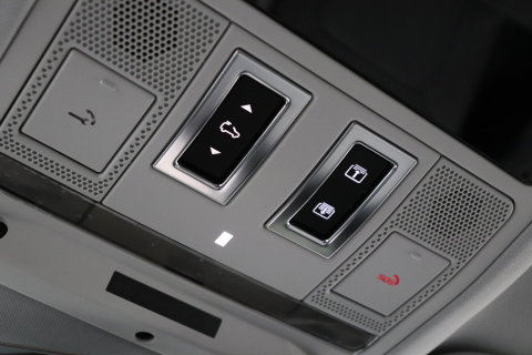 Land Rover Defender 110 P300e X-Dynamic SE | FACELIFT | Luchtvering | ClearSight | Black Pack | Panoramadak | Trekhaak | 360° Camera | Koelbox | ACC