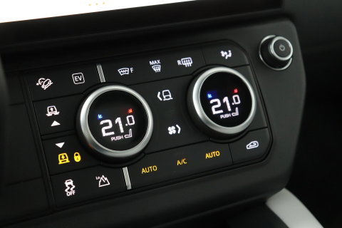 Land Rover Defender 110 P300e X-Dynamic SE | FACELIFT | Luchtvering | ClearSight | Black Pack | Panoramadak | Trekhaak | 360° Camera | Koelbox | ACC