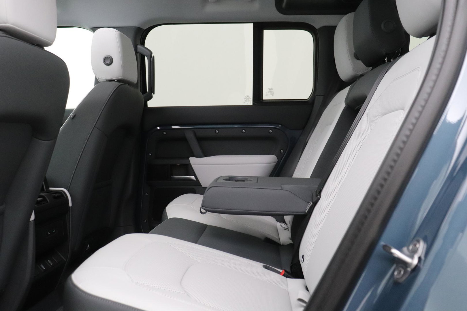 Land Rover Defender 110 P300e X-Dynamic SE | FACELIFT | Luchtvering | ClearSight | Black Pack | Panoramadak | Trekhaak | 360° Camera | Koelbox | ACC