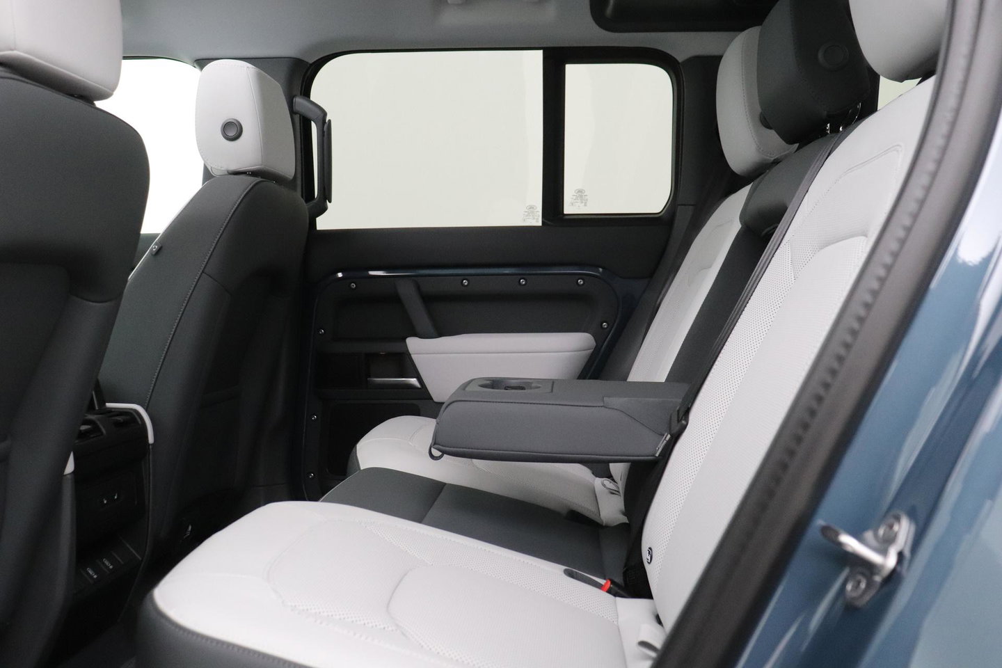 Land Rover Defender 110 P300e X-Dynamic SE | FACELIFT | Luchtvering | ClearSight | Black Pack | Panoramadak | Trekhaak | 360° Camera | Koelbox | ACC