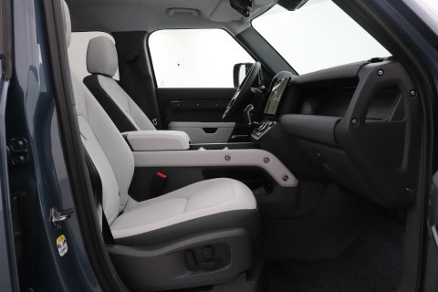 Land Rover Defender 110 P300e X-Dynamic SE | FACELIFT | Luchtvering | ClearSight | Black Pack | Panoramadak | Trekhaak | 360° Camera | Koelbox | ACC