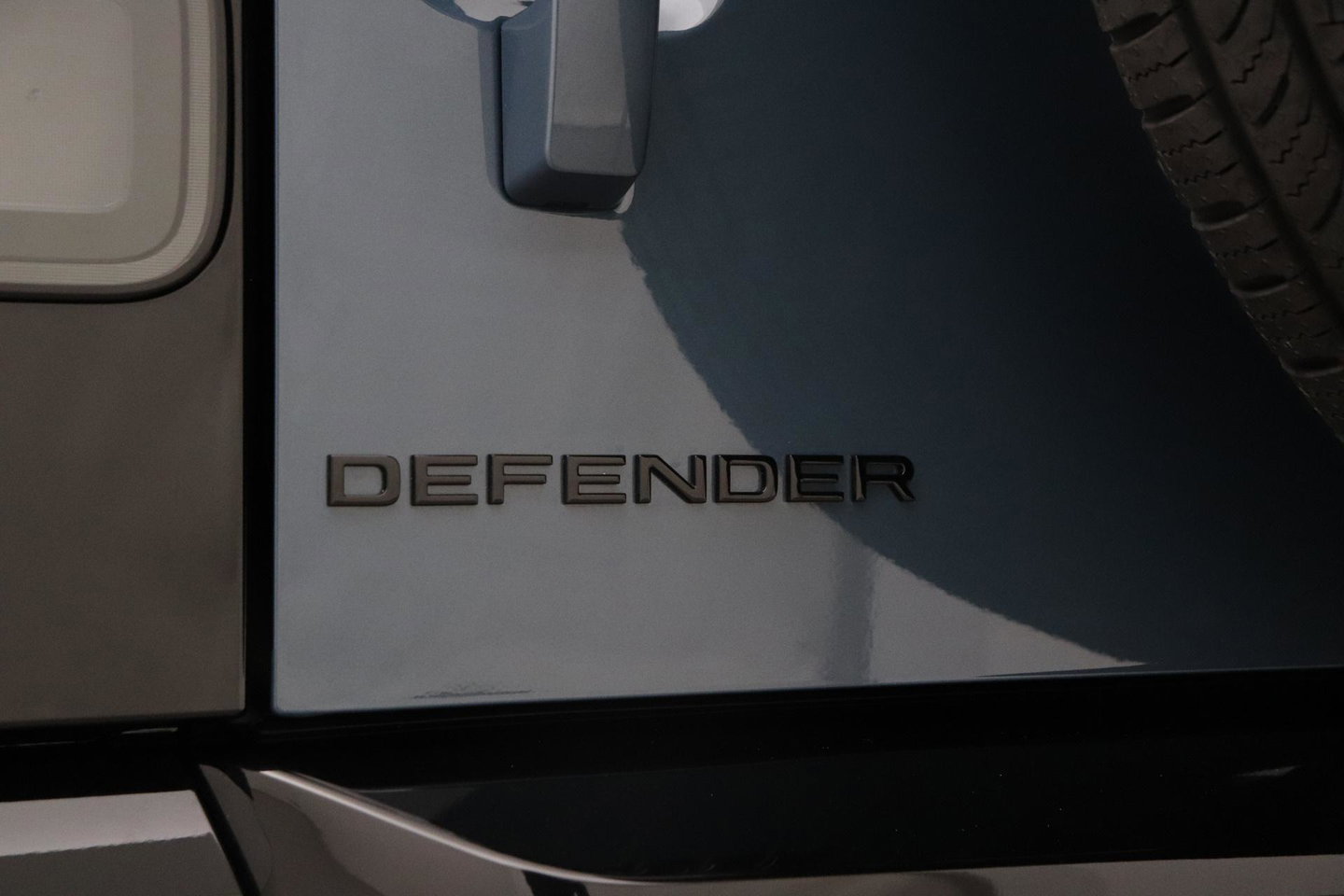 Land Rover Defender 110 P300e X-Dynamic SE | FACELIFT | Luchtvering | ClearSight | Black Pack | Panoramadak | Trekhaak | 360° Camera | Koelbox | ACC