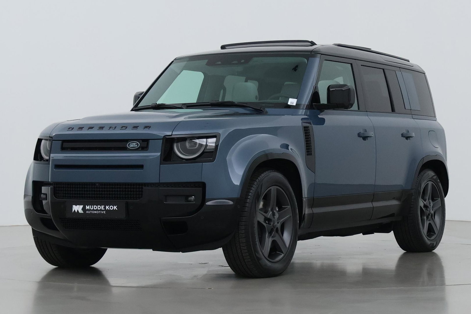 Land Rover Defender 110 P300e X-Dynamic SE | FACELIFT | Luchtvering | ClearSight | Black Pack | Panoramadak | Trekhaak | 360° Camera | Koelbox | ACC