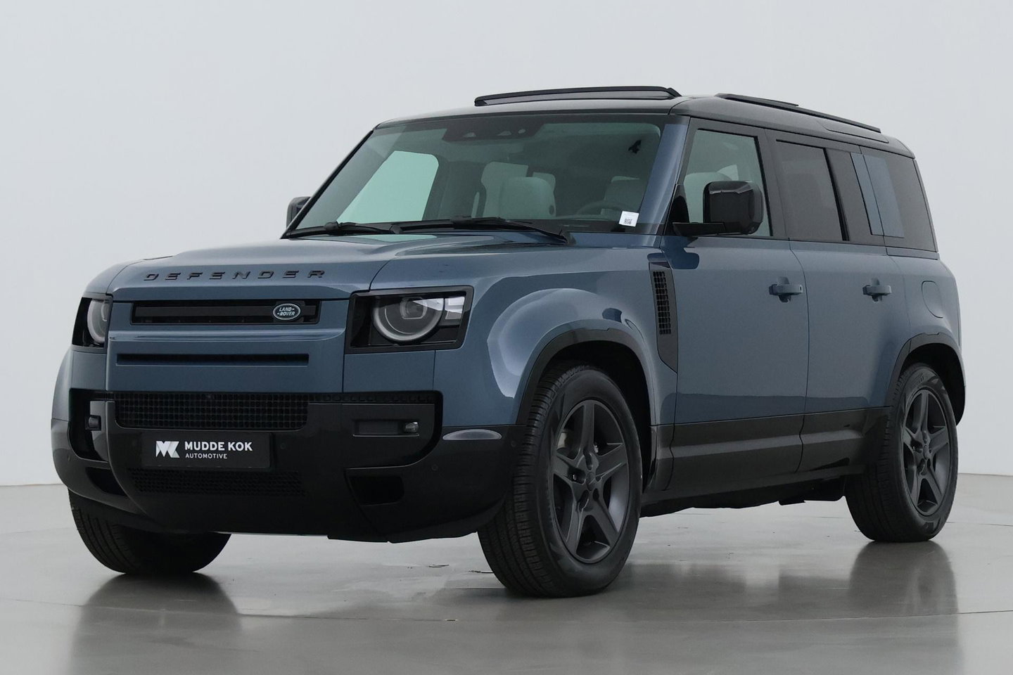 Land Rover Defender 110 P300e X-Dynamic SE | FACELIFT | Luchtvering | ClearSight | Black Pack | Panoramadak | Trekhaak | 360° Camera | Koelbox | ACC