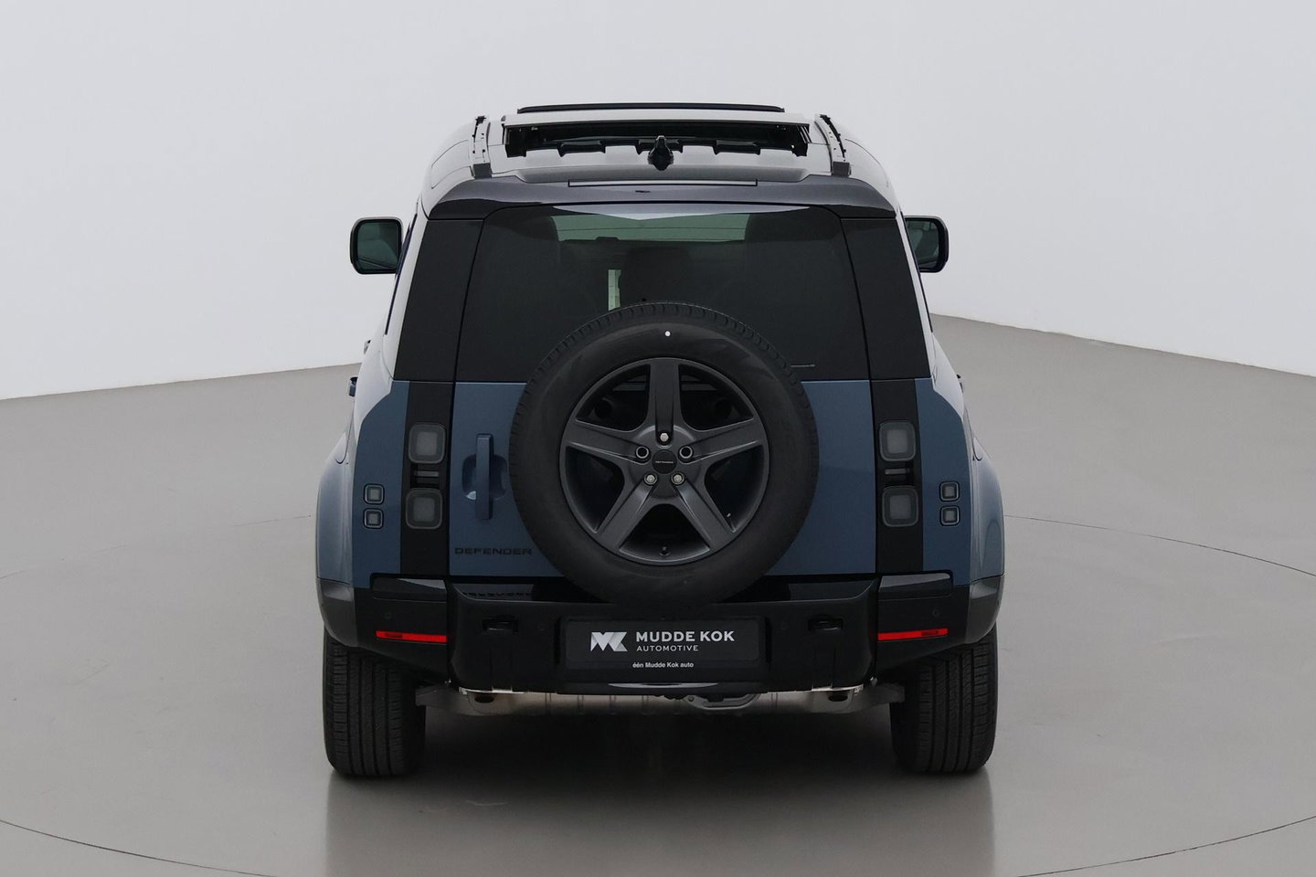 Land Rover Defender 110 P300e X-Dynamic SE | FACELIFT | Luchtvering | ClearSight | Black Pack | Panoramadak | Trekhaak | 360° Camera | Koelbox | ACC