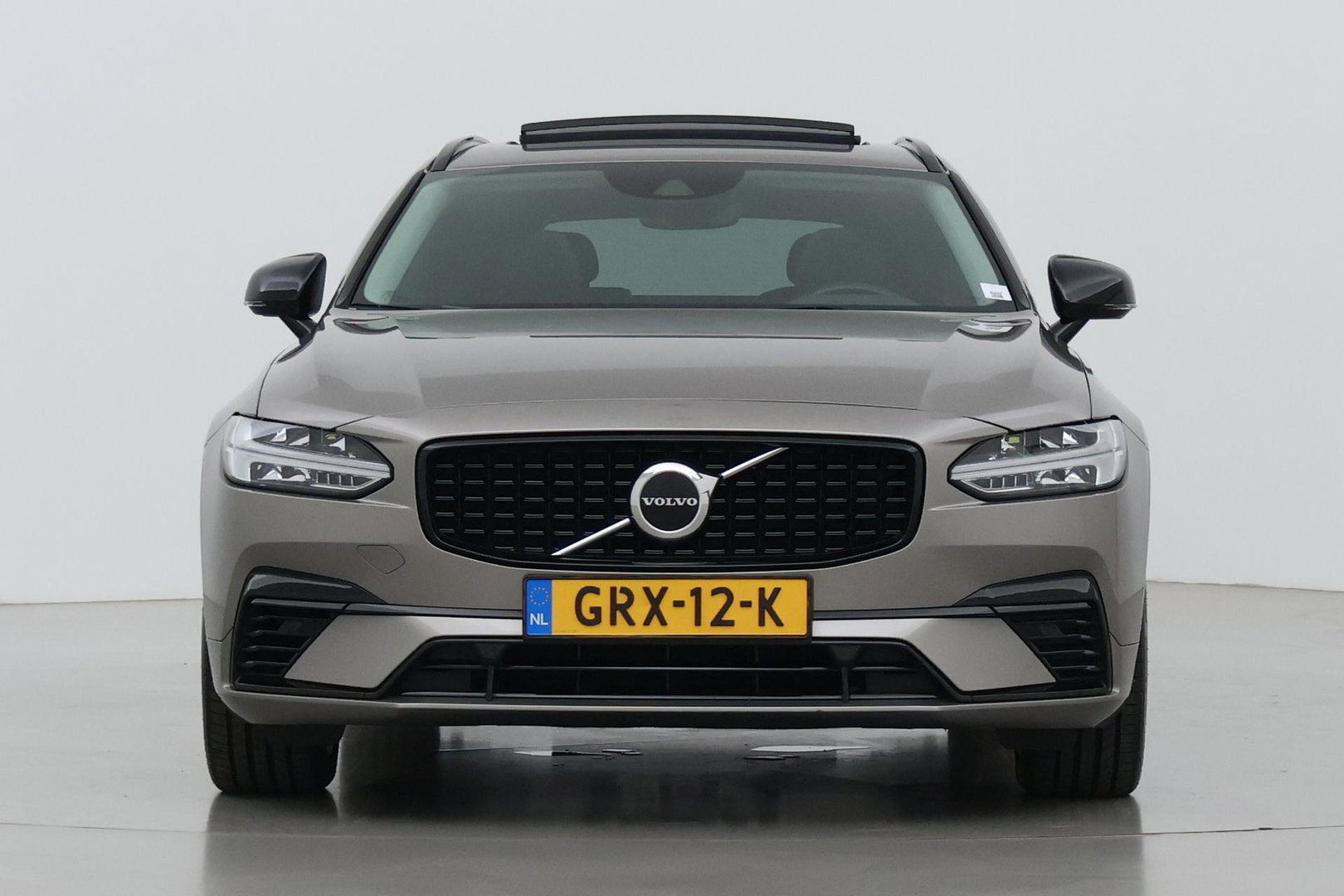 Volvo V90 2.0 T6 AWD R-Design | Panoramadak | Head-Up | Pilot Assist | Camera | Stoel+Stuurverwarming | Keyless | Getint glas | ACC