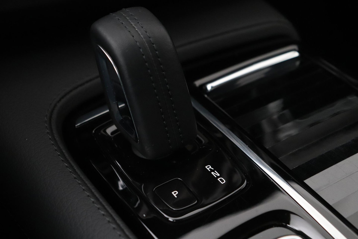 Volvo V90 2.0 T6 AWD R-Design | Panoramadak | Head-Up | Pilot Assist | Camera | Stoel+Stuurverwarming | Keyless | Getint glas | ACC