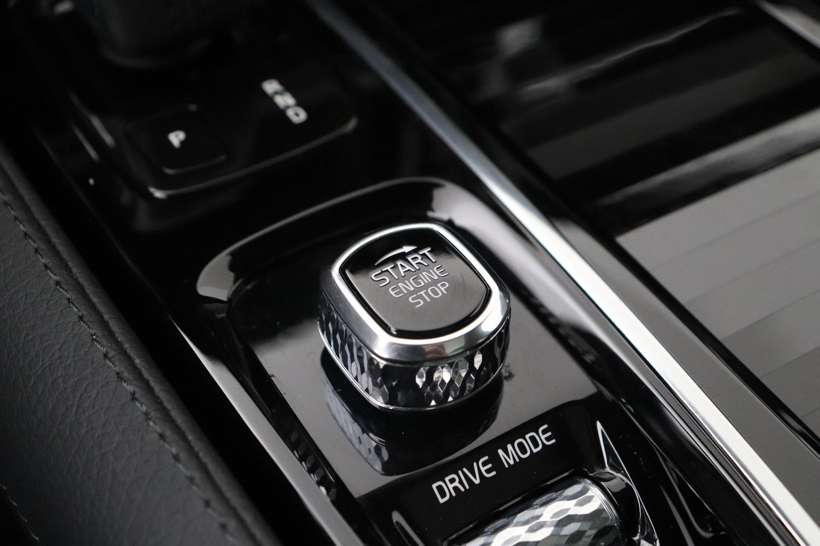 Volvo V90 2.0 T6 AWD R-Design | Panoramadak | Head-Up | Pilot Assist | Camera | Stoel+Stuurverwarming | Keyless | Getint glas | ACC