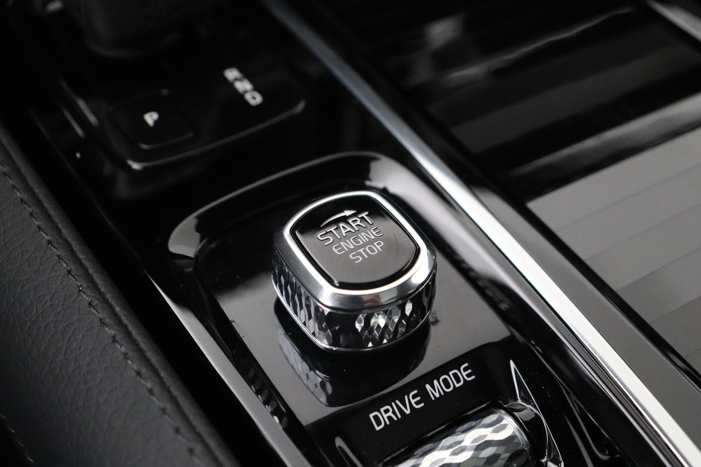 Volvo V90 2.0 T6 AWD R-Design | Panoramadak | Head-Up | Pilot Assist | Camera | Stoel+Stuurverwarming | Keyless | Getint glas | ACC