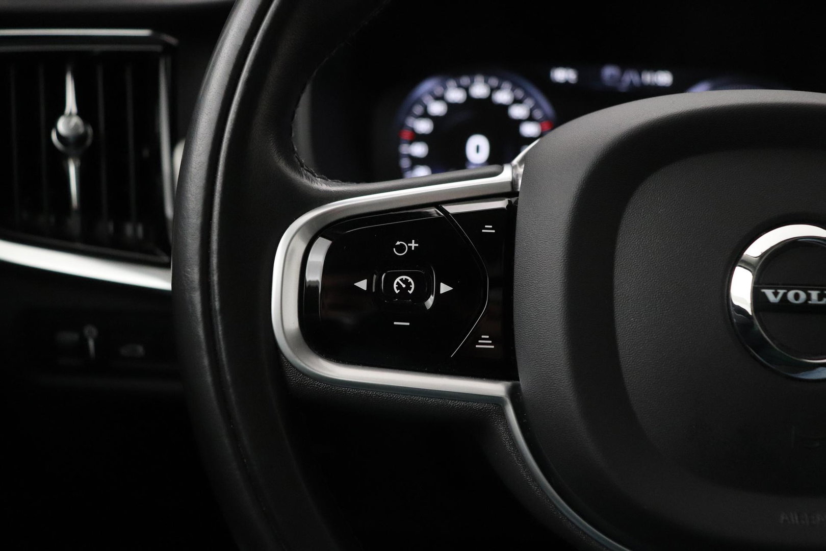 Volvo V90 2.0 T6 AWD R-Design | Panoramadak | Head-Up | Pilot Assist | Camera | Stoel+Stuurverwarming | Keyless | Getint glas | ACC