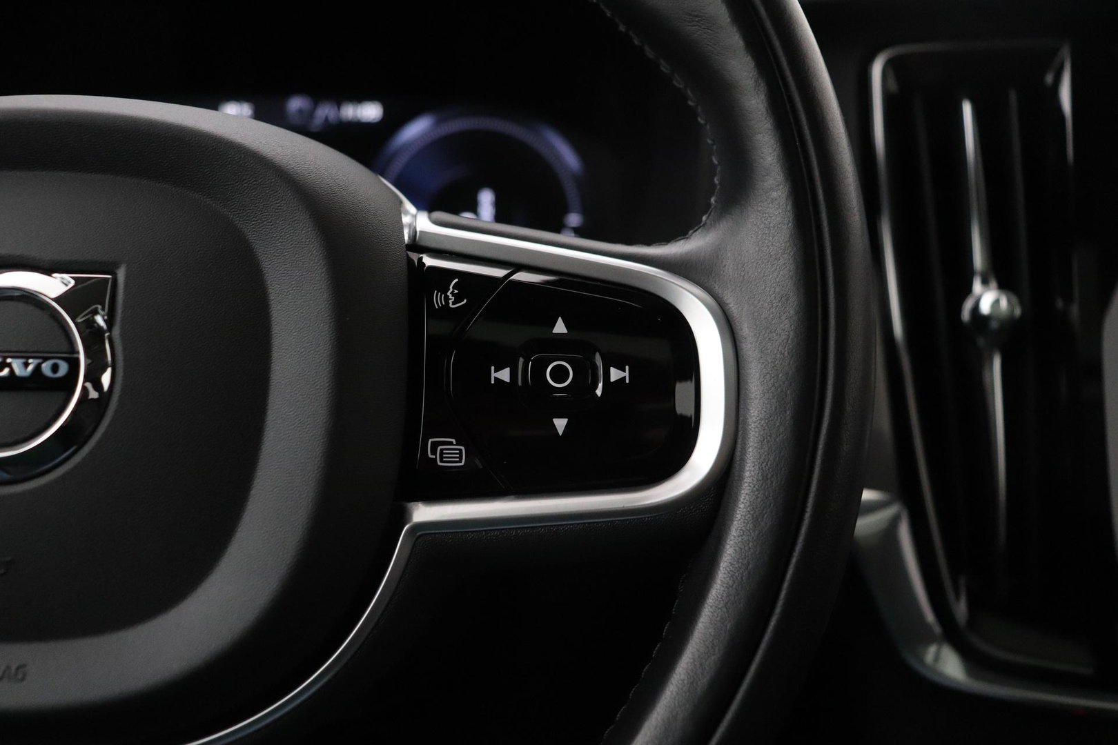 Volvo V90 2.0 T6 AWD R-Design | Panoramadak | Head-Up | Pilot Assist | Camera | Stoel+Stuurverwarming | Keyless | Getint glas | ACC