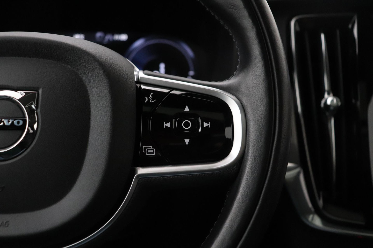 Volvo V90 2.0 T6 AWD R-Design | Panoramadak | Head-Up | Pilot Assist | Camera | Stoel+Stuurverwarming | Keyless | Getint glas | ACC