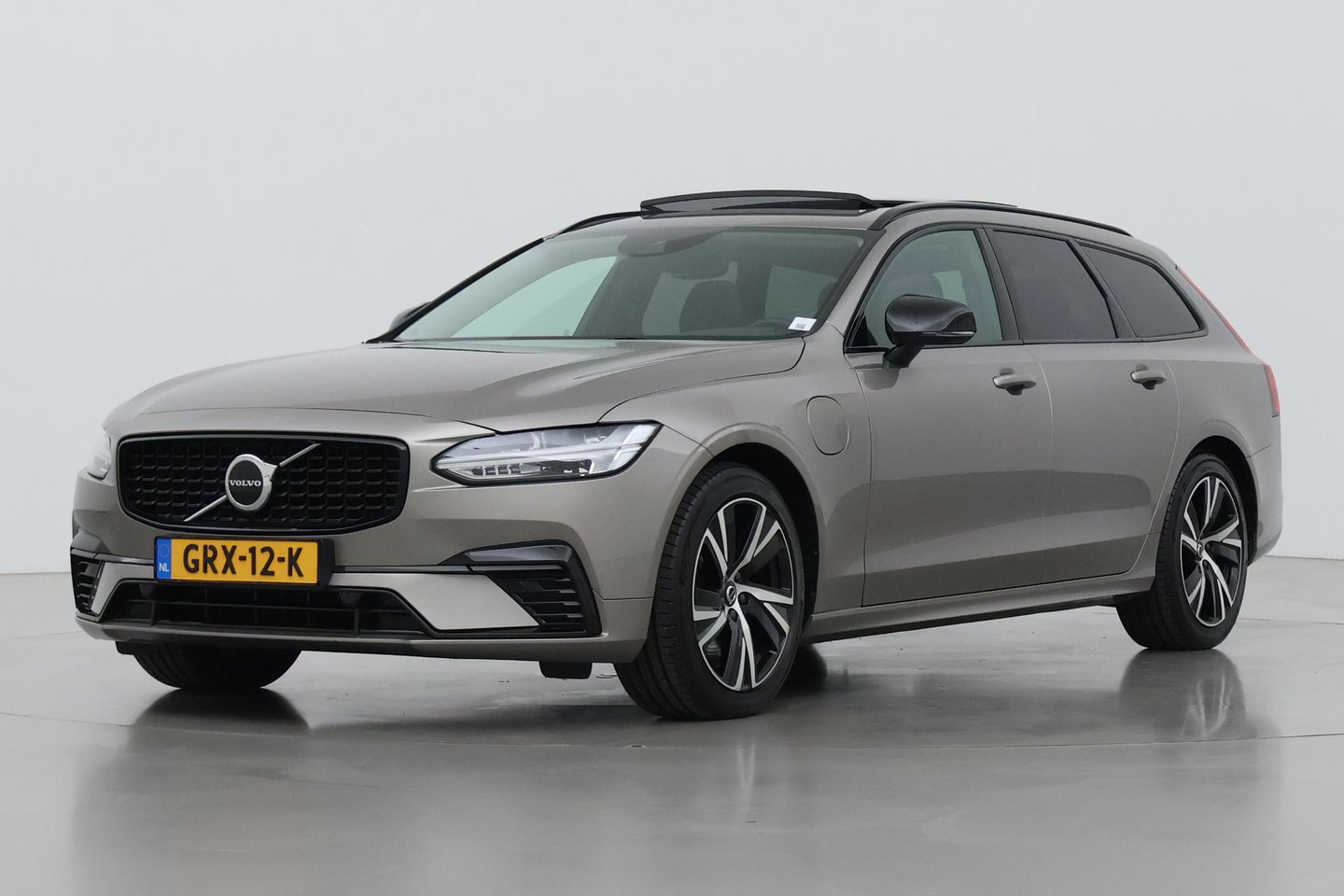 Volvo V90 2.0 T6 AWD R-Design | Panoramadak | Head-Up | Pilot Assist | Camera | Stoel+Stuurverwarming | Keyless | Getint glas | ACC