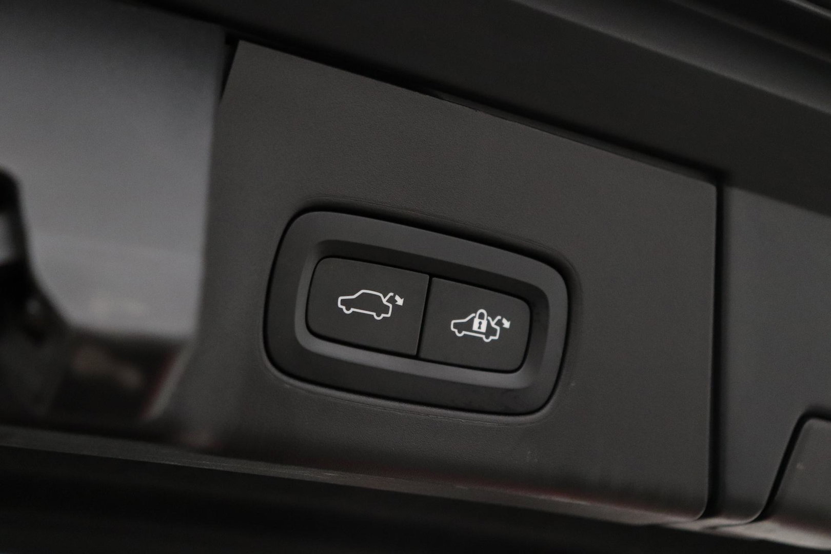 Volvo V90 2.0 T6 AWD R-Design | Panoramadak | Head-Up | Pilot Assist | Camera | Stoel+Stuurverwarming | Keyless | Getint glas | ACC