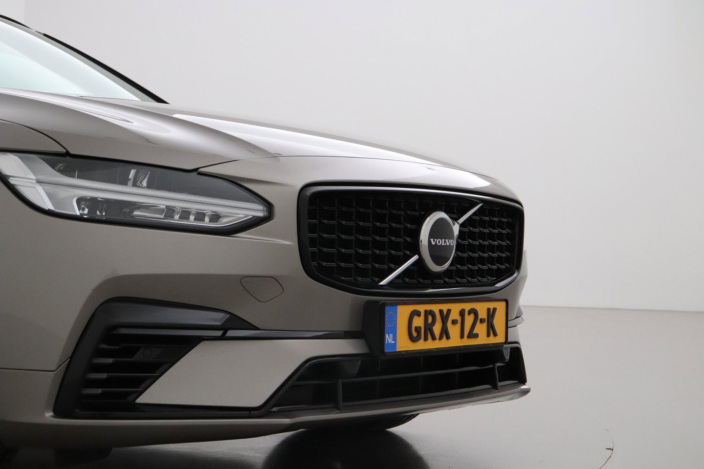 Volvo V90 2.0 T6 AWD R-Design | Panoramadak | Head-Up | Pilot Assist | Camera | Stoel+Stuurverwarming | Keyless | Getint glas | ACC