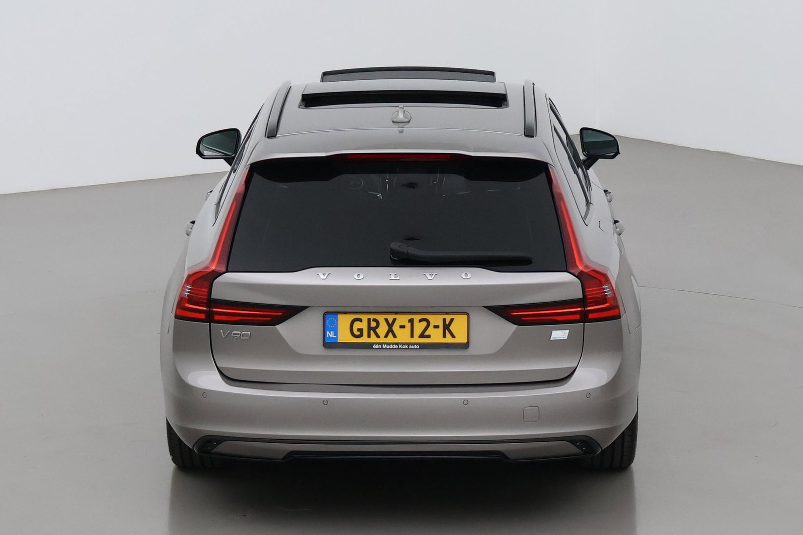 Volvo V90 2.0 T6 AWD R-Design | Panoramadak | Head-Up | Pilot Assist | Camera | Stoel+Stuurverwarming | Keyless | Getint glas | ACC