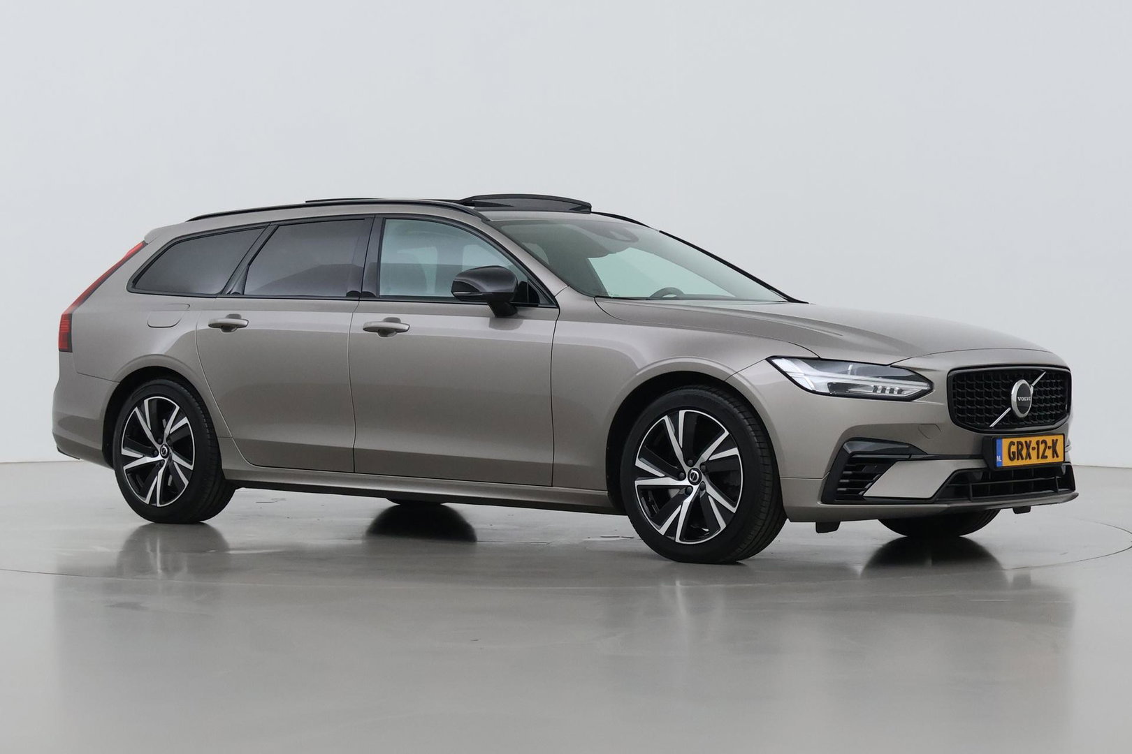 Volvo V90 2.0 T6 AWD R-Design | Panoramadak | Head-Up | Pilot Assist | Camera | Stoel+Stuurverwarming | Keyless | Getint glas | ACC