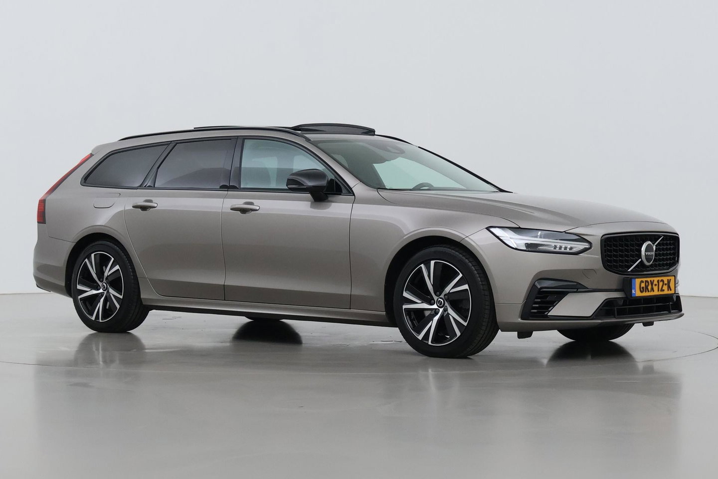 Volvo V90 2.0 T6 AWD R-Design | Panoramadak | Head-Up | Pilot Assist | Camera | Stoel+Stuurverwarming | Keyless | Getint glas | ACC