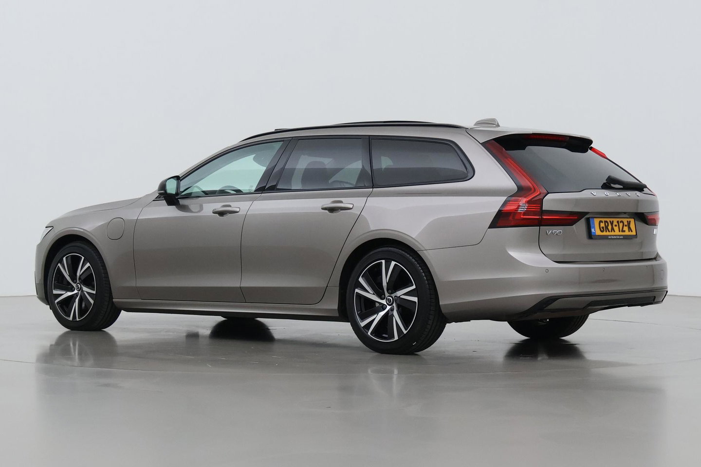 Volvo V90 2.0 T6 AWD R-Design | Panoramadak | Head-Up | Pilot Assist | Camera | Stoel+Stuurverwarming | Keyless | Getint glas | ACC