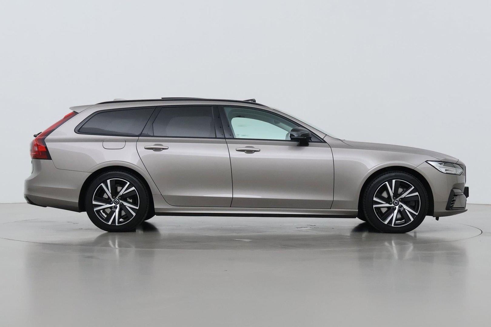 Volvo V90 2.0 T6 AWD R-Design | Panoramadak | Head-Up | Pilot Assist | Camera | Stoel+Stuurverwarming | Keyless | Getint glas | ACC
