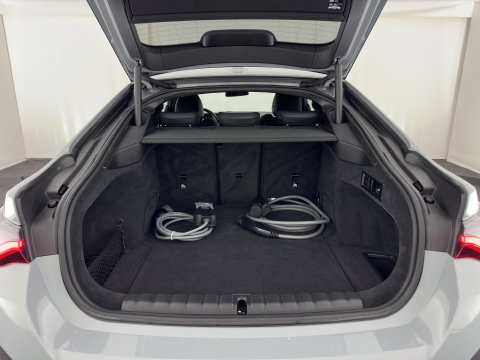 BMW i4 eDrive35 70 kWh M-Sportpack [3-Fase-11kW] (INCL.BTW) *LEATHER-MICROFIBRE | FULL-LED | ADAPTIVE-CRUISE |SPORTSEATS | CAMERA | DAB | DIGI-COCKPIT | NAVI-FULLMAP | AMBIENT-LIGHT | ECC | PDC | CARPLAY | TOWBAR | 18''ALU*