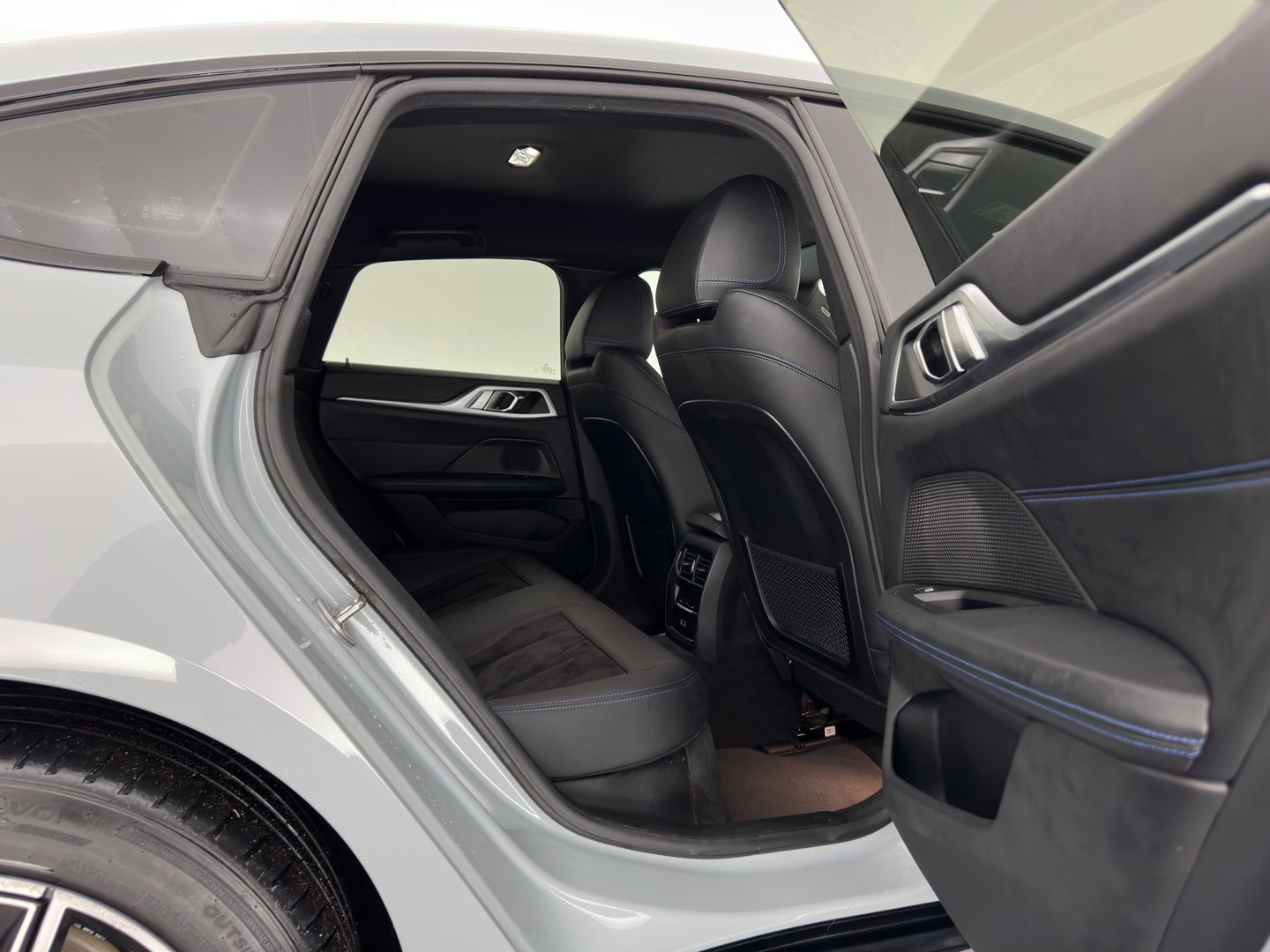 BMW i4 eDrive35 70 kWh M-Sportpack [3-Fase-11kW] (INCL.BTW) *LEATHER-MICROFIBRE | FULL-LED | ADAPTIVE-CRUISE |SPORTSEATS | CAMERA | DAB | DIGI-COCKPIT | NAVI-FULLMAP | AMBIENT-LIGHT | ECC | PDC | CARPLAY | TOWBAR | 18''ALU*