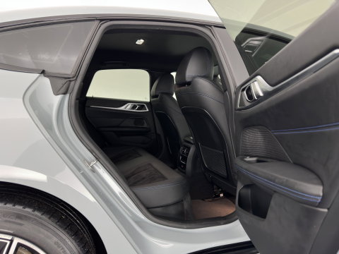 BMW i4 eDrive35 70 kWh M-Sportpack [3-Fase-11kW] (INCL.BTW) *LEATHER-MICROFIBRE | FULL-LED | ADAPTIVE-CRUISE |SPORTSEATS | CAMERA | DAB | DIGI-COCKPIT | NAVI-FULLMAP | AMBIENT-LIGHT | ECC | PDC | CARPLAY | TOWBAR | 18''ALU*