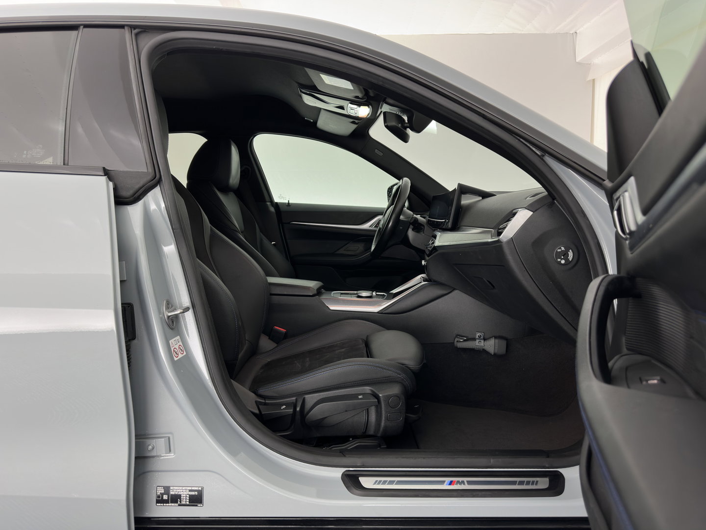 BMW i4 eDrive35 70 kWh M-Sportpack [3-Fase-11kW] (INCL.BTW) *LEATHER-MICROFIBRE | FULL-LED | ADAPTIVE-CRUISE |SPORTSEATS | CAMERA | DAB | DIGI-COCKPIT | NAVI-FULLMAP | AMBIENT-LIGHT | ECC | PDC | CARPLAY | TOWBAR | 18''ALU*