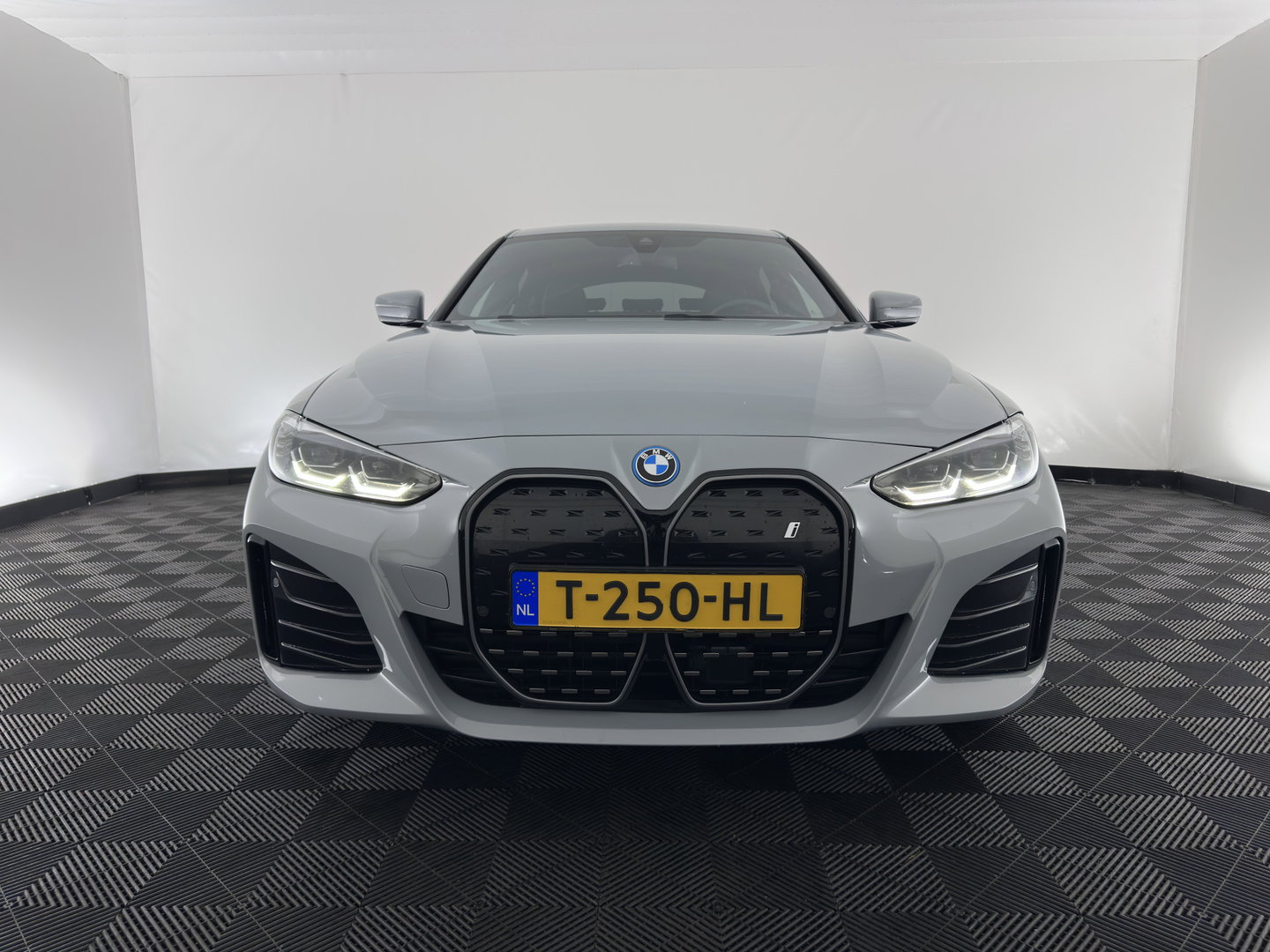 BMW i4 eDrive35 70 kWh M-Sportpack [3-Fase-11kW] (INCL.BTW) *LEATHER-MICROFIBRE | FULL-LED | ADAPTIVE-CRUISE |SPORTSEATS | CAMERA | DAB | DIGI-COCKPIT | NAVI-FULLMAP | AMBIENT-LIGHT | ECC | PDC | CARPLAY | TOWBAR | 18''ALU*