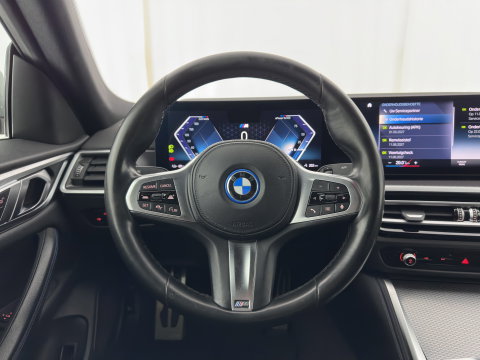 BMW i4 eDrive35 70 kWh M-Sportpack [3-Fase-11kW] (INCL.BTW) *LEATHER-MICROFIBRE | FULL-LED | ADAPTIVE-CRUISE |SPORTSEATS | CAMERA | DAB | DIGI-COCKPIT | NAVI-FULLMAP | AMBIENT-LIGHT | ECC | PDC | CARPLAY | TOWBAR | 18''ALU*