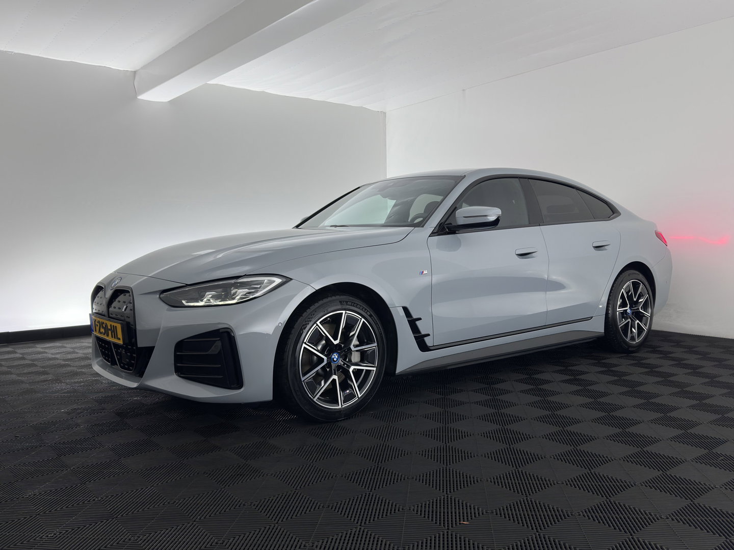 BMW i4 eDrive35 70 kWh M-Sportpack [3-Fase-11kW] (INCL.BTW) *LEATHER-MICROFIBRE | FULL-LED | ADAPTIVE-CRUISE |SPORTSEATS | CAMERA | DAB | DIGI-COCKPIT | NAVI-FULLMAP | AMBIENT-LIGHT | ECC | PDC | CARPLAY | TOWBAR | 18''ALU*