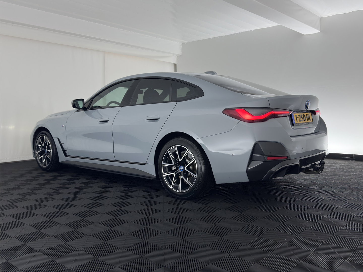 BMW i4 eDrive35 70 kWh M-Sportpack [3-Fase-11kW] (INCL.BTW) *LEATHER-MICROFIBRE | FULL-LED | ADAPTIVE-CRUISE |SPORTSEATS | CAMERA | DAB | DIGI-COCKPIT | NAVI-FULLMAP | AMBIENT-LIGHT | ECC | PDC | CARPLAY | TOWBAR | 18''ALU*