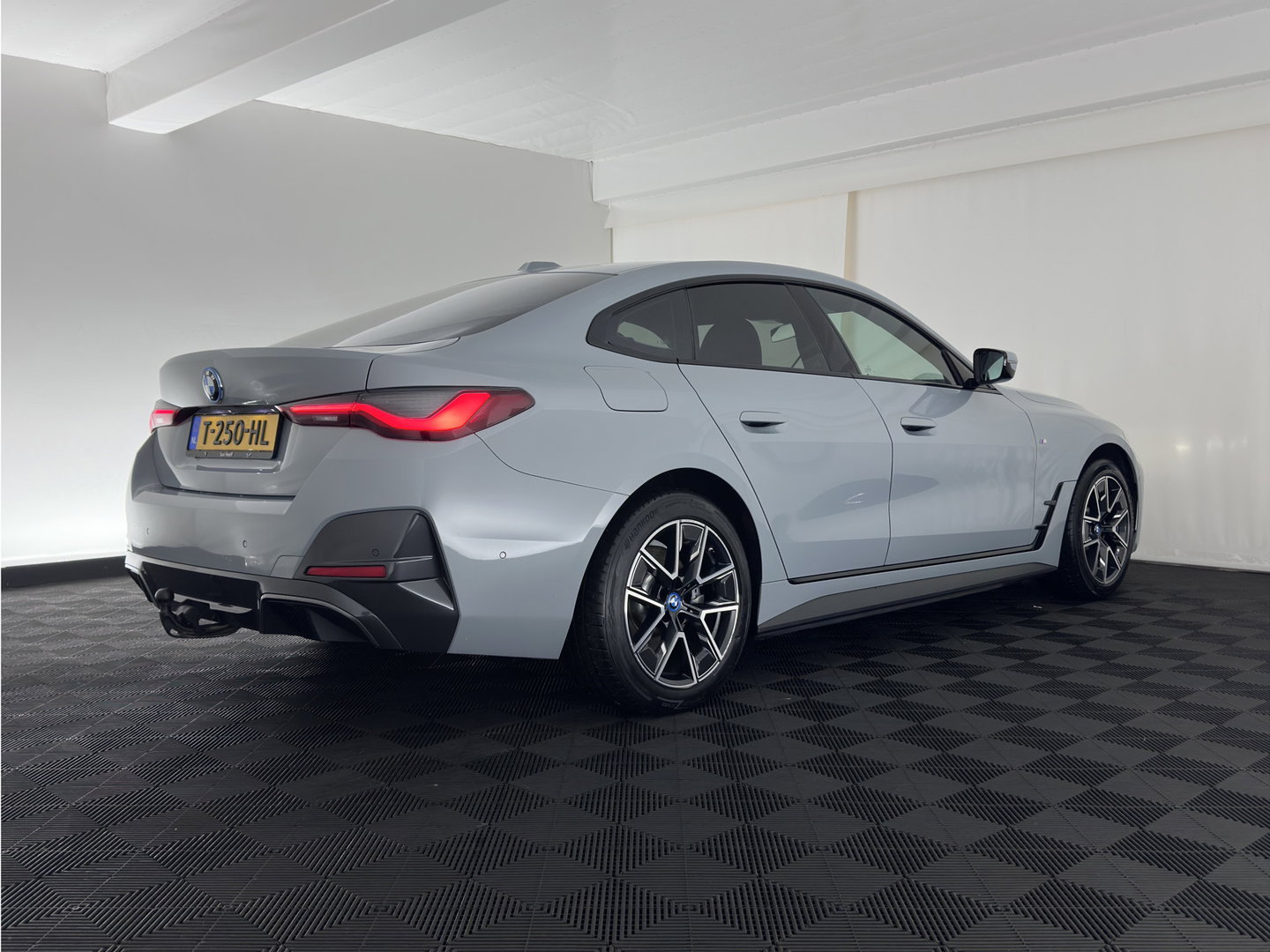 BMW i4 eDrive35 70 kWh M-Sportpack [3-Fase-11kW] (INCL.BTW) *LEATHER-MICROFIBRE | FULL-LED | ADAPTIVE-CRUISE |SPORTSEATS | CAMERA | DAB | DIGI-COCKPIT | NAVI-FULLMAP | AMBIENT-LIGHT | ECC | PDC | CARPLAY | TOWBAR | 18''ALU*