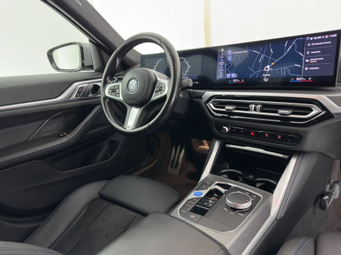 BMW i4 eDrive35 70 kWh M-Sportpack [3-Fase-11kW] (INCL.BTW) *LEATHER-MICROFIBRE | FULL-LED | ADAPTIVE-CRUISE |SPORTSEATS | CAMERA | DAB | DIGI-COCKPIT | NAVI-FULLMAP | AMBIENT-LIGHT | ECC | PDC | CARPLAY | TOWBAR | 18''ALU*